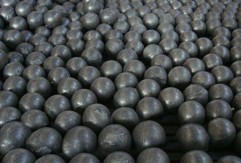 What are the three types of grinding media which are commonly us
